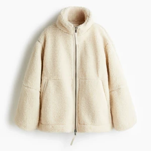 H&M teddy jacka  - Säljer nu den populära teddy jackan från H&M. Den är i ett mycket bra skick förutom att det har en liten missfärgning på insidan (se sista bilderna) men inget som syns när man har den på. Pris går att diskutera!💕