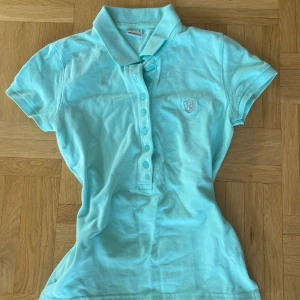 2000s top - Cute y2k stil t shirt. Jättefin ljusblå/turkos färg, bälgat bra skick!