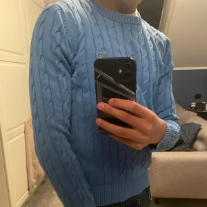 Ljusblå kabelstickad tröja från Gant - Säljer en ljusblå kabelstickad tröja från Gant. Storlek Xs (160-174 cm). Skriv gärna om ni har frågor😁