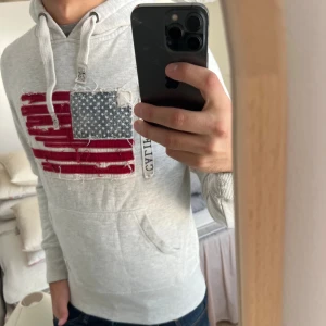 Hoodie med USA flagga  - Otroligt snygg hoodie i toppskick! Priser kan diskuteras! 