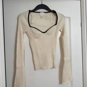 Ribbad långärmad topp från H&M - Aldrig använd! Trodde den skulle komma till användning och drog prislappen men hade fel!