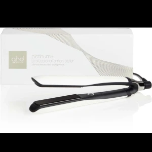 GHD Platinum+ Professional Smart Styler - GHD Platinum+ Professional Smart Styler är en avancerad plattång som ger ultimat stylingresultat och starkare hår. Den har smart teknik som anpassar värmen och ger ett slätt, glansigt resultat. Produkten är i ny skick. Fick den nydligen i pressent. Nypris 3400 kr