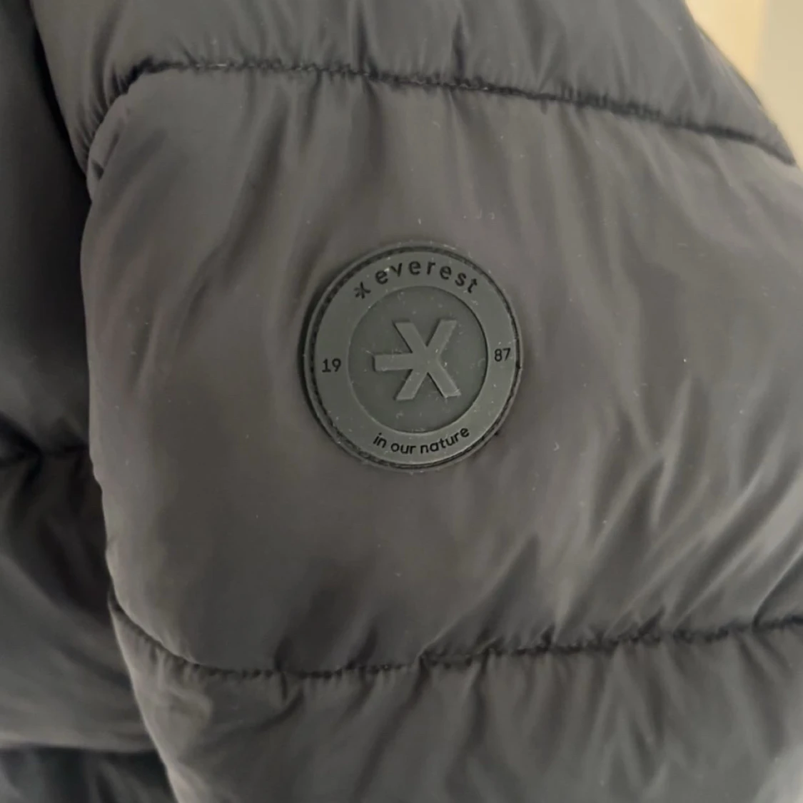 Svart pufferjacka med huva från Everest  - 4