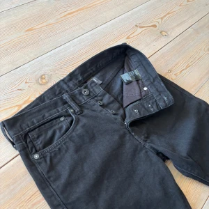 Svarta jeans från H&M – straight fit & ren look 🖤 - Svarta Jeans från H&M i strl 29. Straight fit, bra passform - perfekt till skolan. Clean Look☑️Utan defekter🌟endast 159kr😍Fri frakt hela veckan🚚  