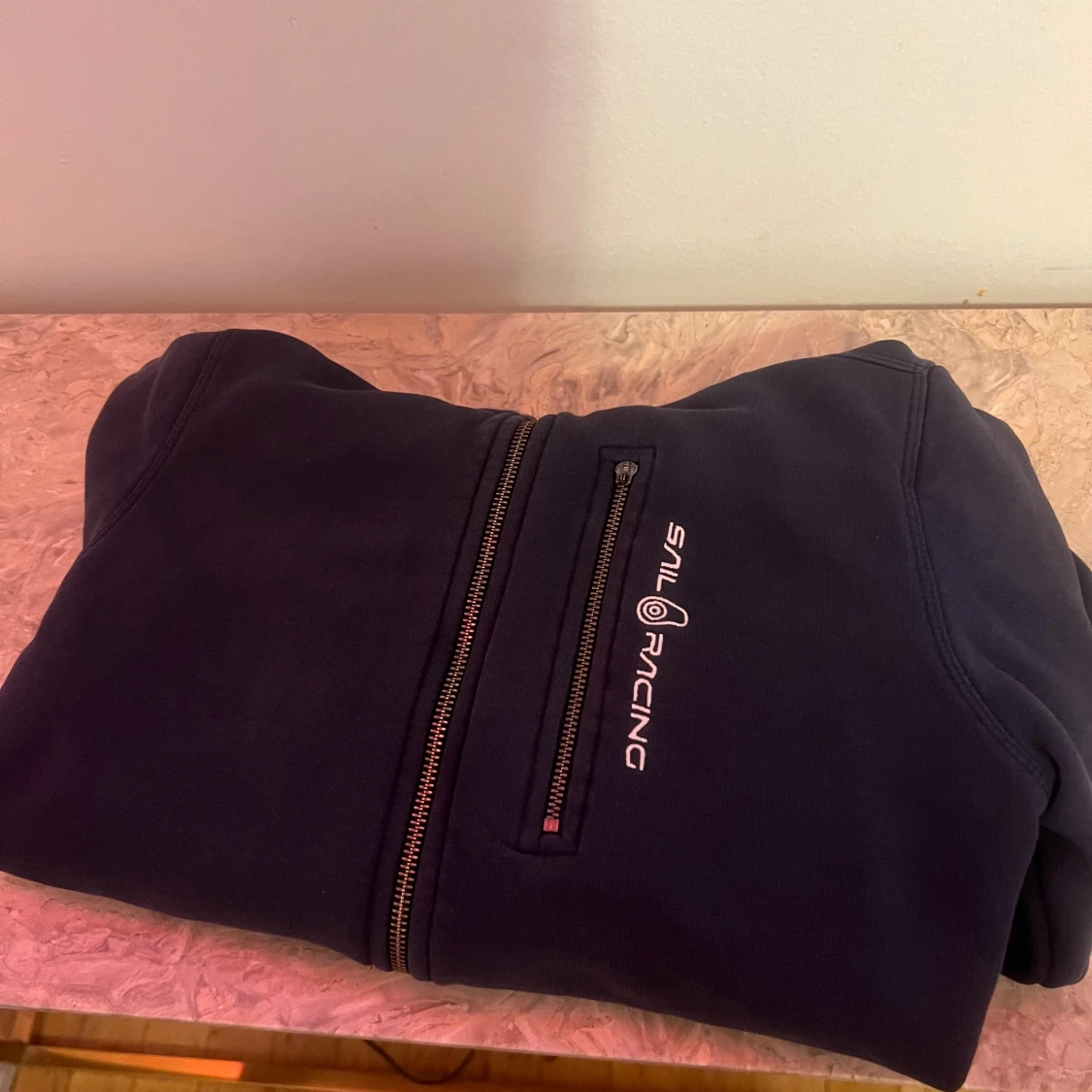 Mörkblå hoodie från Sail Racing