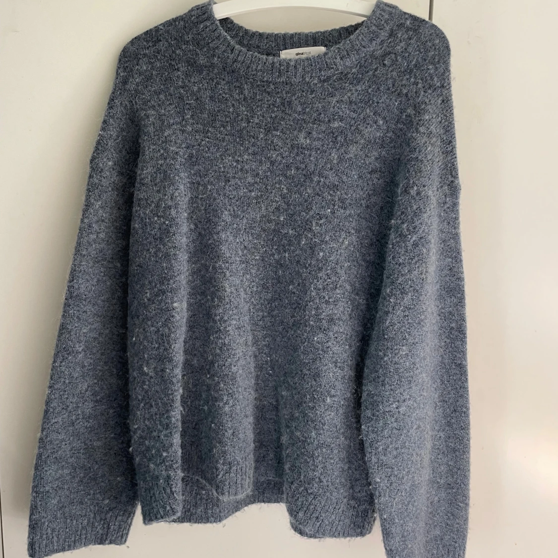 Blå stickad tröja från Gina Tricot