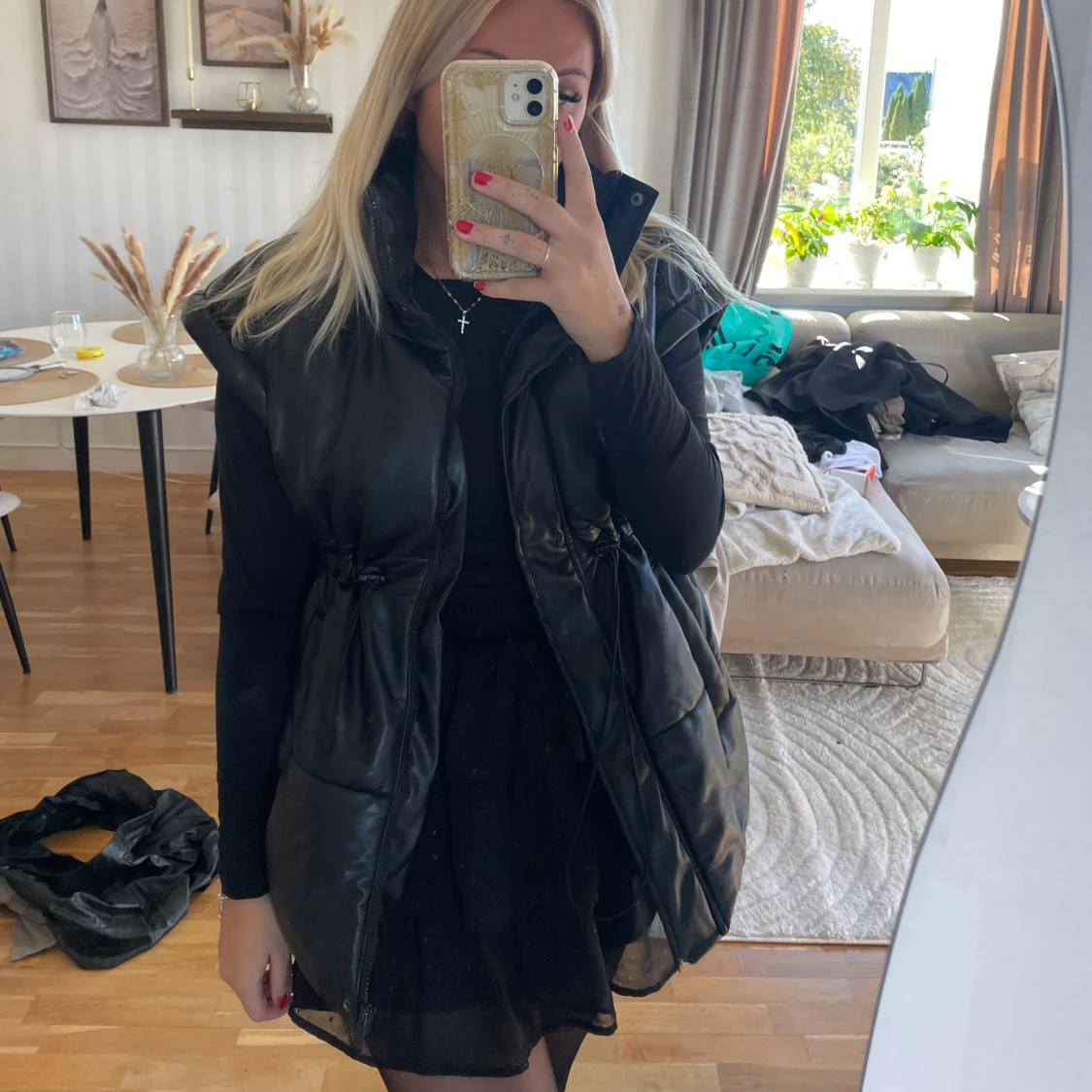 Svart skinnimitation väst LXA, Linn Ahlborg, M