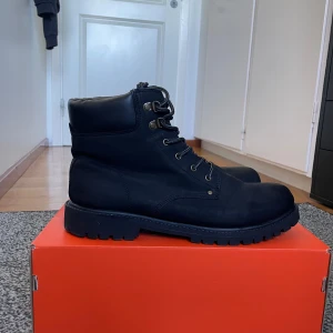 Svarta kängor från Everest - Svarta kängor från Everest i mycket bra skick! Använda bara ett fåtal gånger. Små märken på skorna (se bild) men inget som stör. Väldigt bekväma, varma och perfekta för höst och vinter. Priset kan diskuteras.