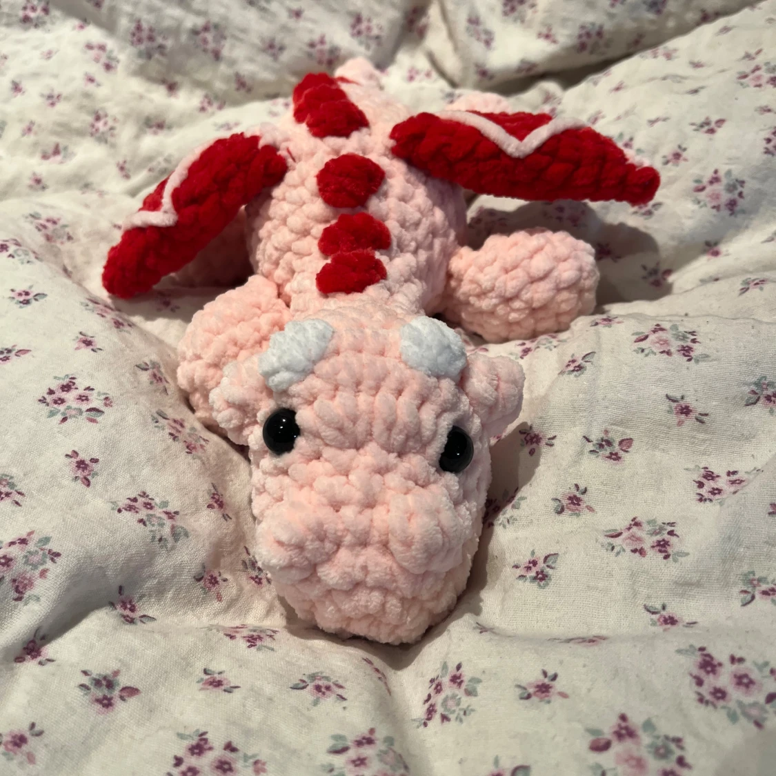 Virkad rosa och röd drake 