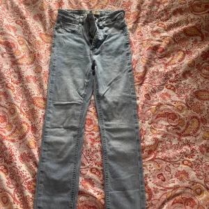 Ljusblå Molly jeans från Perfect Jeans - Säljer ett par ljusblå Molly jeans från Perfect Jeans i storlek S, men skulle säga är som Xs, från Gina Tricot. Använt fåtal gånger. 