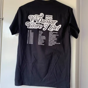 Svart Hov1 tour t-shirt, strl S - Svart t-shirt från Hov1 med liten krona broderad framtill och stor turnétext på ryggen. Modellen är klassisk med rund hals och korta ärmar. Skön bomullskvalitet och snygg passform, perfekt för dig som gillar svensk hiphop och vill ha en unik merch. Helt oanvänd!💕