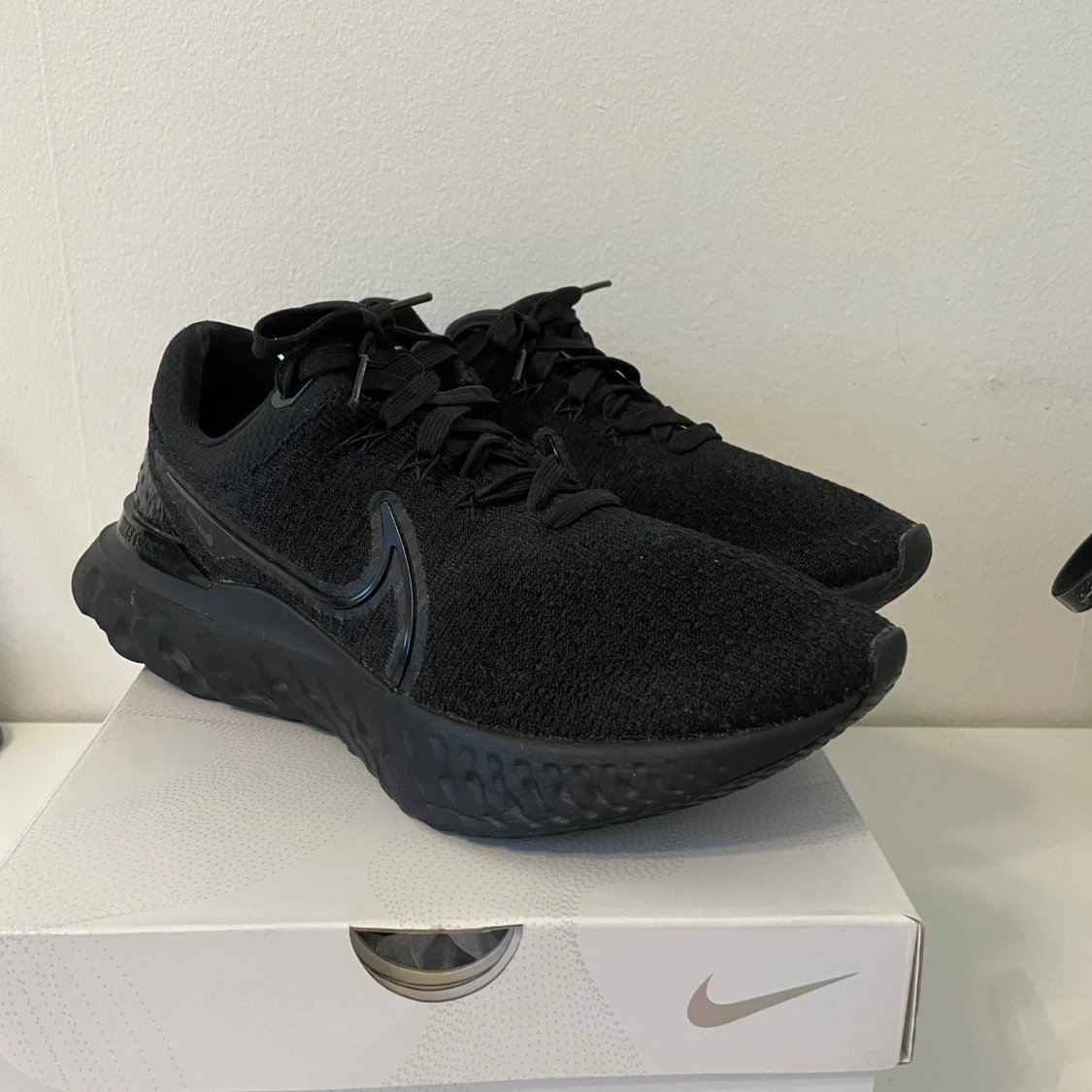 Svarta Nike React Flyknit sneakers