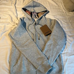 Grå hoodie från Burberry med dragkedja - Börjar på 750 