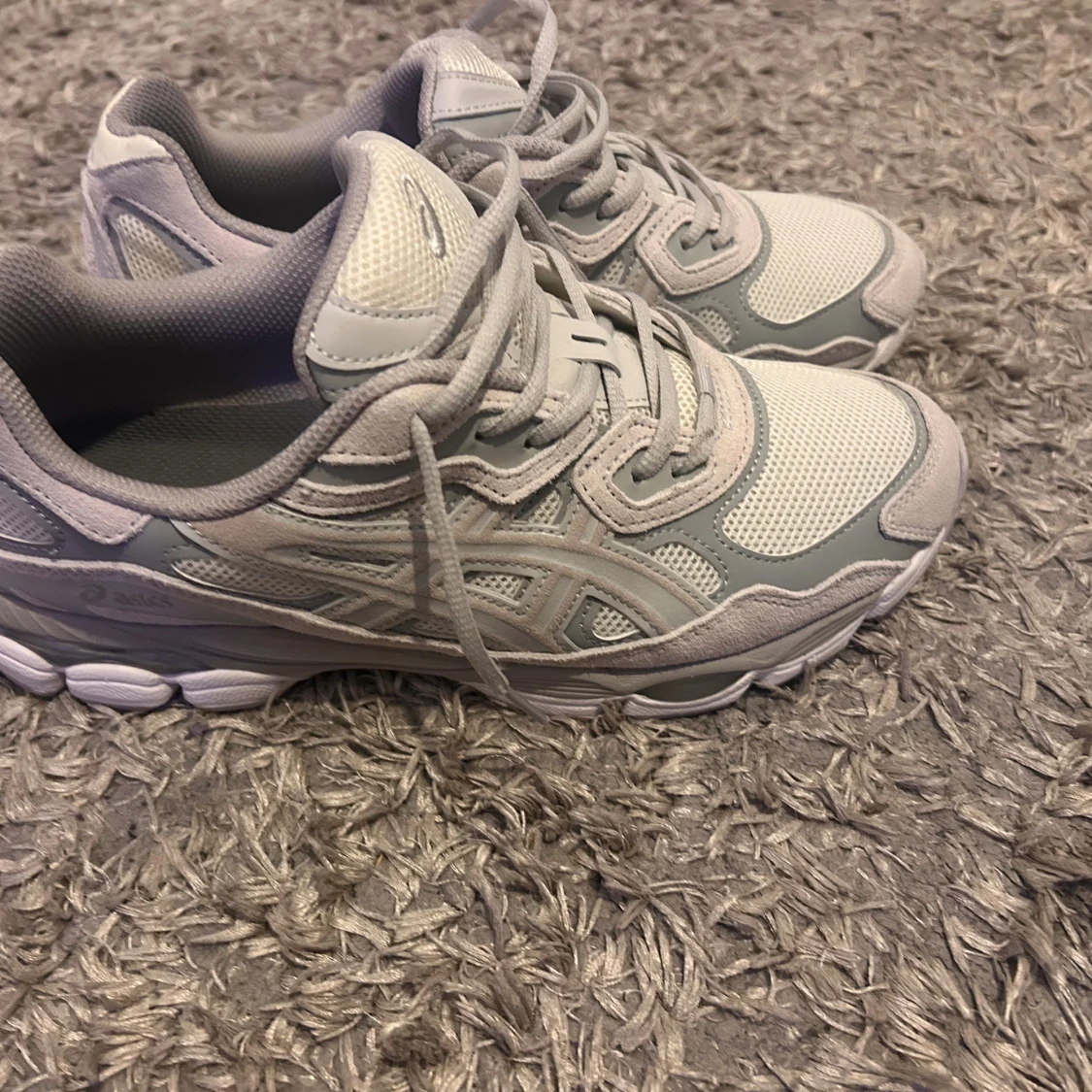 Grå ASICS sneakers med mesh och skinn - 1