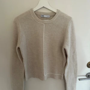 Beige stickad tröja från Zara - Supermjuk beige stickad tröja från Zara i storlek S i ett fint sick använd fåtal gånger och super fin💕💕