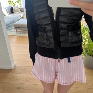 moncler cardigan - jag undrar ifall nån hade kunnat tänka sig byta en moncler cardigan i storlek L mot denna i M! den är i super fint skick o jätte snygg! Den sitter perfekt på mig men vill ha en lite större!! kvitto o prislapp kommer med! älskar den verkligen men vill ha en större! kan mötas upp i Stockholms området! kan sälja den ifall man kommer med bra bud!! skriv för frågor/funderingar🩷
