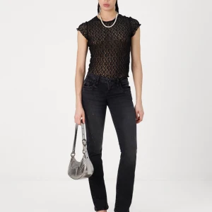 Svarta straight jeans från ltb - Supersnygga svarta/mörkgrå jeans från LTB, modell Valerie. Jeansen är bootcut och lågmidjade. Jeansen har slitningar och är i storleken 28/32, nypris 800kr