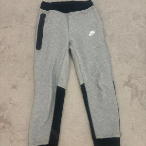 Grå Nike mjukisbyxor - Grå mjukisbyxor från Nike med svarta detaljer storlek 147-158