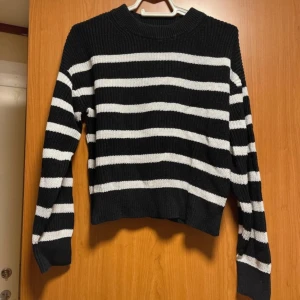 Stickad tröja  - Stickad tröja från H&M. Mycket bra skick men lite urtvättad. 