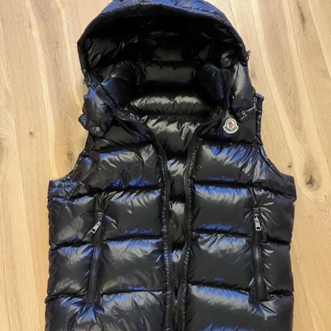 Svart dunväst från Moncler med huva