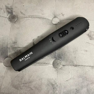 Balmain Paris Cordless Hair Straightener - Balmain Paris sladdlös plattång i svart, med tre värmelägen och LED-batteriindikator. Kompakt och portabel design, perfekt för resor. Den är i i princip ny skick. Laddningsbar och enkel att använda för snabb styling var som helst. Perfekt som julklapp💕