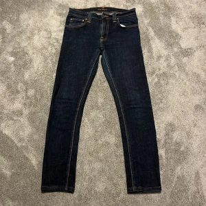 Mörkblå skinny jeans från Nudie Jeans - Helt nya sjukt snygga Nudie jeans byxor aldrig använt. I stoleken 29/32 dock är de små i storleken. Hör  av er vid frågor 