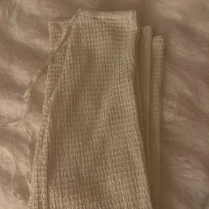 Byxor från Zara - Säljer ett par byxor från Zara ”rak byxa med struktur” i storlek S, i väldigt bra skick💕