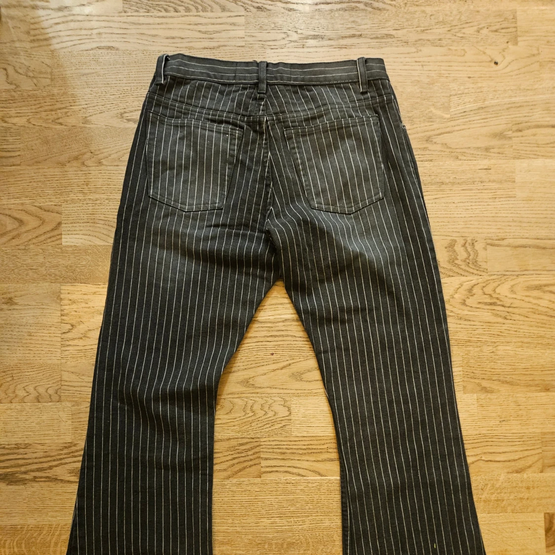 Svarta randiga bootcut jeans - 2