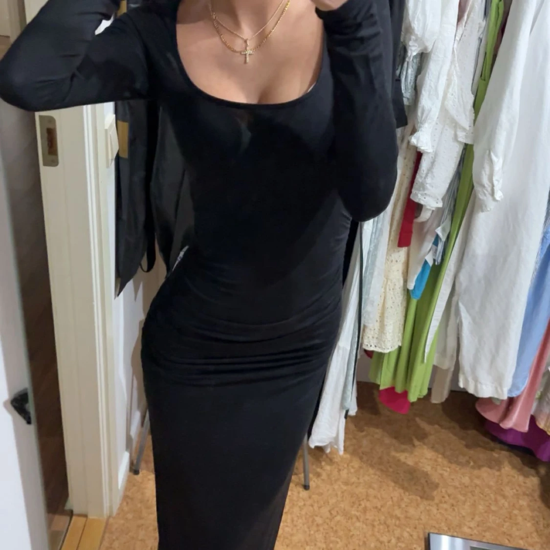 Svart långärmad långklänning