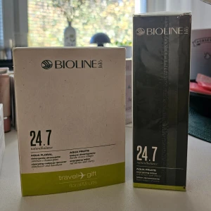 BIOLINE Jato 24.7 Natural Balance Travel Gift Set + full size - Inkluderar:  24.7 naturalbalance energizing lotion 200ml ord pris  350kr  Travel gift 99ml+99ml ord pris 395kr  BIOLINE Jato 24.7 Natural Balance Travel Gift Set innehåller Aqua Floral rengöringsmjölk med fläder och hagtorn samt Aqua Fruits energigivande lotion med röda bär och körsbär.  Ord pris 745kr
