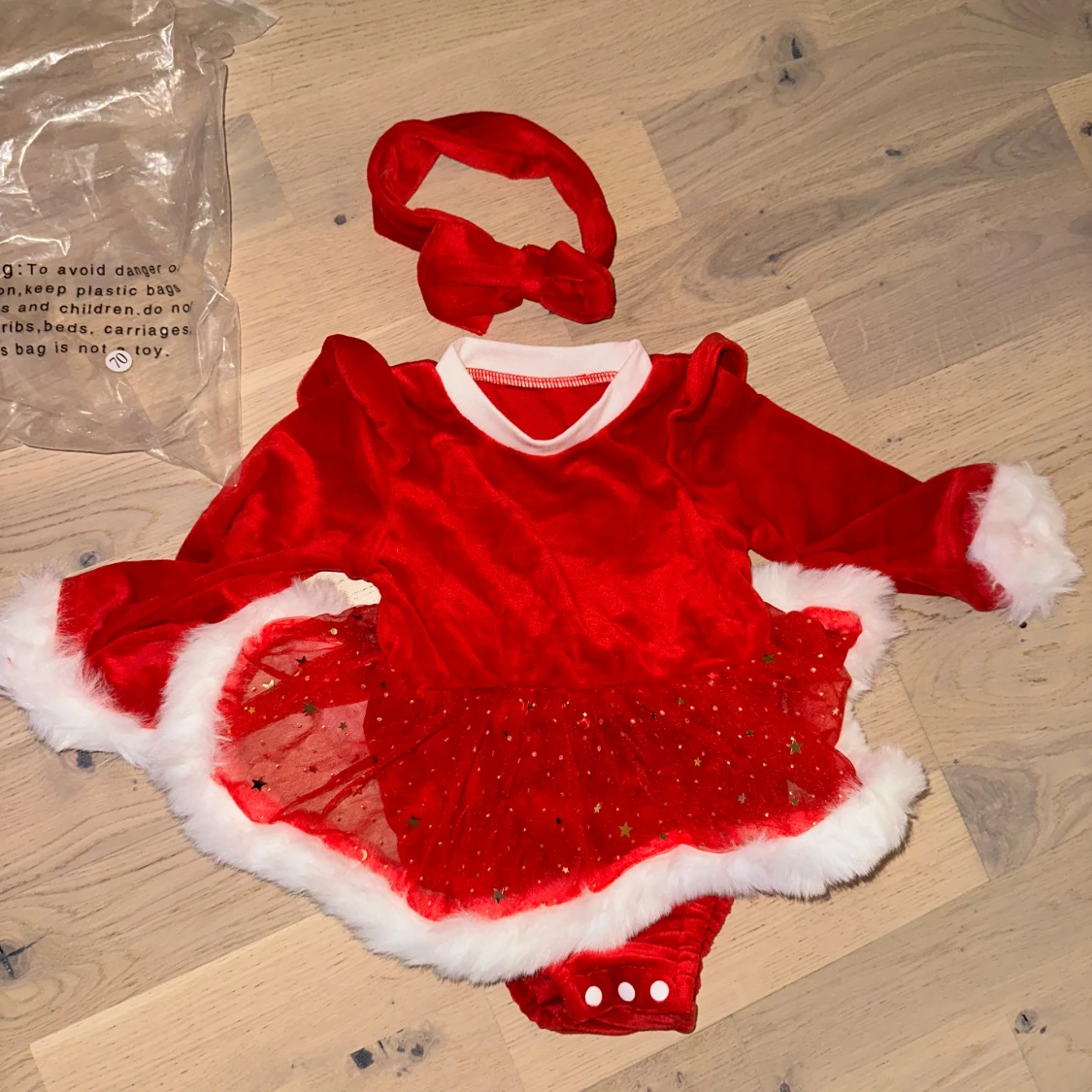 Röd julklänning med tyll och rosett