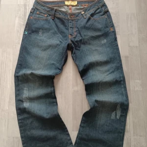 Bootcut jeans swag  - Säljer ett par feta vintage Y2K jeans som ör baggy och utsvängda. Jeansen är bara använda 1 gång och är i toppskick. Skriv om ni några andra frågor.