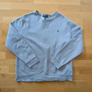 Grå tröja  - Fint skick! Använd en del och är lite nopprig men inget som märks så mycket. Strl 18-20 år, passar ca 170 cm/s.  Axelbredd 48 cm Längdmått 66 cm