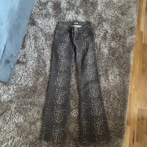 Leopardmönstrade bootcut jeans Nelly - Snygga bootcut jeans från Nelly i leopardmönster. Dom är i storlek 36. Använd fåtal gånger. Skriv för fler frågor❣️