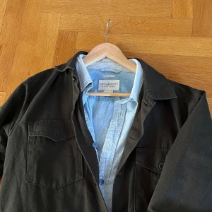 Denim & Supply Ralph Lauren jeans skjorta  - Tja! Säljer en sjukt snygg jeans skjorta från Denim & Supply Ralph Lauren😍 Ljusblå denim och självklart 100% äkta🙌 Perfekt för layering med exempelvis en overshirt nu i höst😮‍💨 Skjortan är i riktigt bra skick utan defekter! Inga hål eller knappar som saknas ❎Skriv till mig vid frågor om storlek, produktkod osv🤝