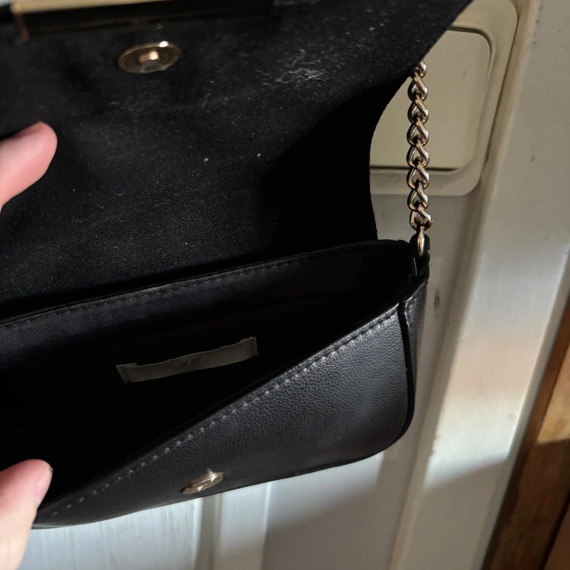 Svart axelväska från H&M med kedja - 2