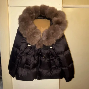 Svart pufferjacka med stor pälskrage - Har tre helt nya jackor som ser ut samma, olika storlekar 2: i storlek M och 1: i storlek Xl därför är det tre bilder uppe! 💕💕 