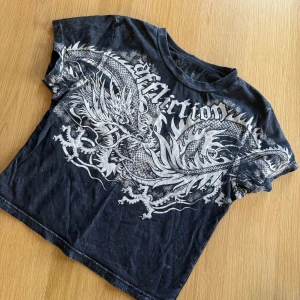 Affliction - Jätte fin Affliction mag tröja! Perfekt skick, endast använd 1 gång. Storlek: M men sitter som en S. Super super fin men inte min stil längre! För fler frågor eller bilder är det bara att skriva. Material:  100% Bomull