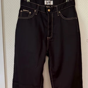 Eytys byxor 💜Purple Velvet - Långa byxor med hög midja från Eytys. Svarta med beige sömmar. Modell Benz Cali Purple Velvet. Storlek: 28 tum i midjan, långa ben. 💜  Aldrig använda (endast provade) då de tyvärr är för små för mig.