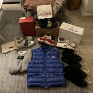 Moncler - Tjenare ska börja ta nu special beställninagar. Det menas att det som inte finns på plick eller om ni tycker att det är för dyrt så kan ni kontakta mig på detta inlägg så kommer jag att svara er och beställa in det ni vill för en bra och shysst slant. 