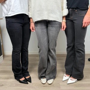 Svarta jeans - Svarta jeans längst till vänster. Så fina med så svarta jeans, perfekta till vardag! I storleken 34 men skulle säga att dem även passar mig som annars har 36🖤