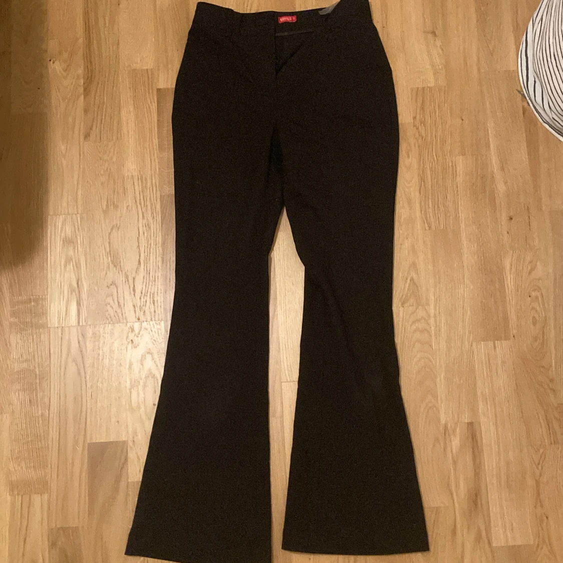 Svarta bootcut byxor från RYVLS