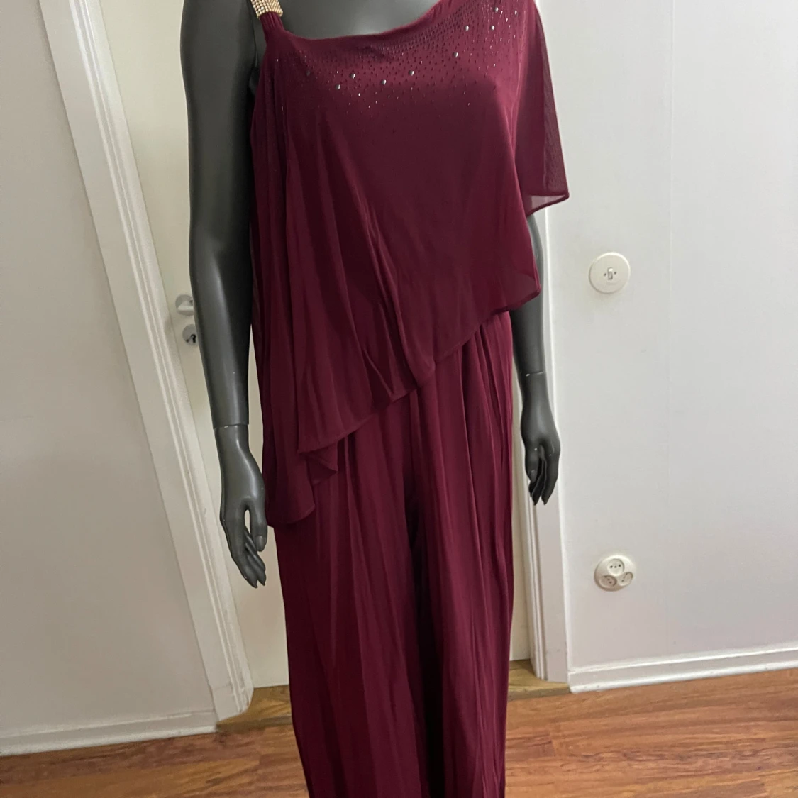 Vinröd långklänning med glittrig axel - 3