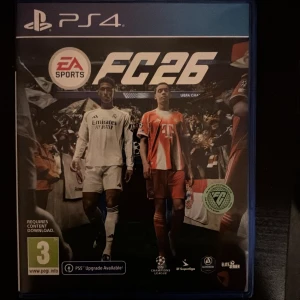 EA Sports FC 26 PS4 - EA Sports FC 26 till PlayStation 4 i mycket fint skick. Komplett med fodral, skiva och manual. Fotbollsspel med officiella ligor och Champions League. PS5-uppgradering möjlig. Inga synliga repor eller skador på skivan eller fodralet.