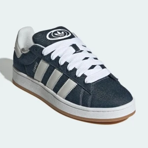 Adidas campus - Säljer mina skit snygga Adidas campus skor i denim 🩵🥹🥰💘 de är inte så använda eftersom jag fick de i present men hade nyss köpt nya skor själv o därför slutade de i att de bara stod där😙 ni får gärna fråga om egna bilder🤩