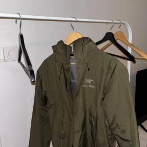 Acteryx beta lt jacka - Snygg, praktiskt arcteryx beta lt jacka i olivgrön färg! Storlek M. Perfekt för ruggiga regn dagar. 