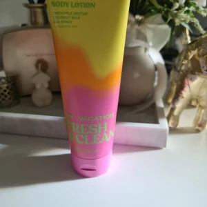 Fresh & Clean Body Lotion pineapple - Body lotion med doft av pineapple nectar, coconut milk och sea spray. Tuben är i färgerna gul, orange och rosa med grön text. Vegansk, dermatologiskt testad och fri från artificiella färgämnen. Innehåller essentiella oljor och ger 24h återfuktning. Luktar som pina colada!! Helt ny och oanvänd disskuteras ej pris