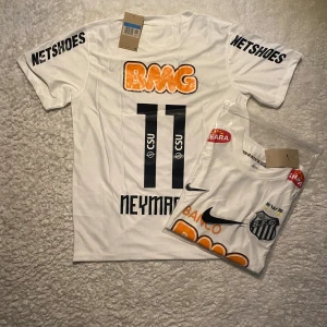 Neymar Santos 2012 hemma tröja  - Helt ny Santos fotbollströja. Perfekt för fans, vardagskläder eller samlare. Storlek: L Snabb leverans 🚚 Kontakta oss gärna om du har några frågor!