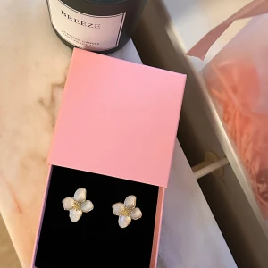 Blommiga örhängen i vitt och guld - Super söta vita örhängen i blomform🌸 Helt nya såklart. Asken ingår ej