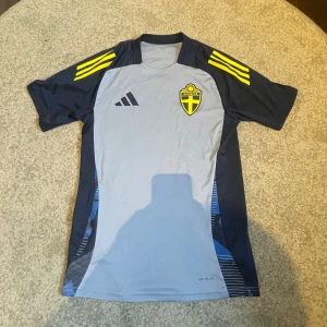 Adidas T-shirt Sverige - Tja! Säljer denna Mörkblå Sverige T-shirt från Adidas, dessa är spelare i landslaget som använder och går ej att köpa så dom är väldigt limiterade i mängden! Storlek S